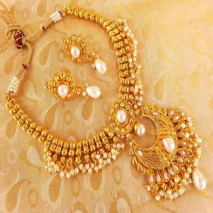 Mesmerizing White Kemp Necklace Set with Pearl Clusters