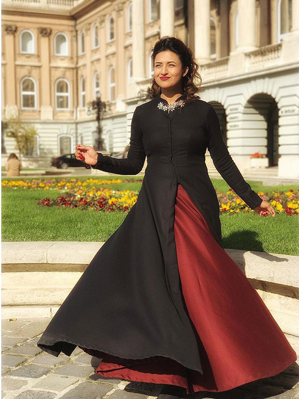 gown in black colour