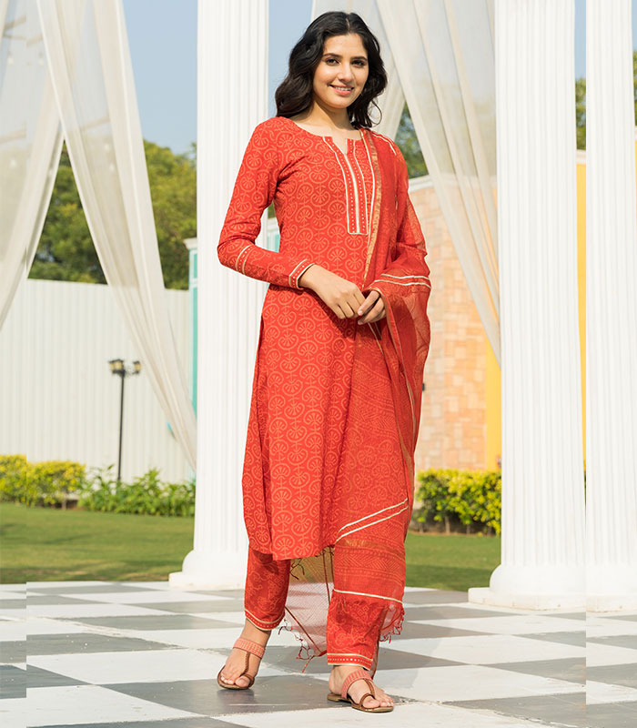 If you are becoming a part of the procession, then wear contrasting drape  with printed lehenga, wearing sharara with red kurta and become the pride  of marriage. | वेडिंग सीजन: बारात में